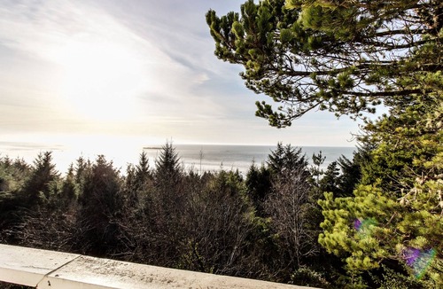 Otter Rock House | Dog-Friendly Oceanfront Suite with Views of Pacific & Easy Beach Access