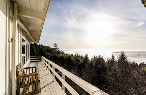 Otter Rock House | Dog-Friendly Oceanfront Suite with Views of Pacific & Easy Beach Access
