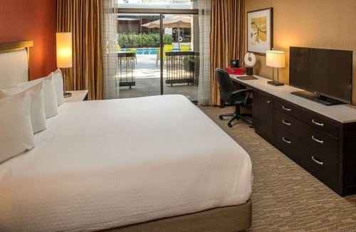 Lloyd District Hotel | DoubleTree by Hilton Hotel Portland 1 King Governor Suite with Whirlpool Tub