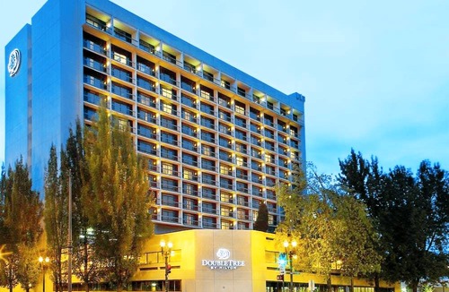 Lloyd District Hotel | DoubleTree by Hilton Hotel Portland 1 King Governor Suite with Whirlpool Tub
