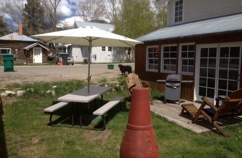 Crested Butte Apartment | DOWNTOWN. 1 block to everything. Walk. Hot Tub. Clean. Check out the reviews.