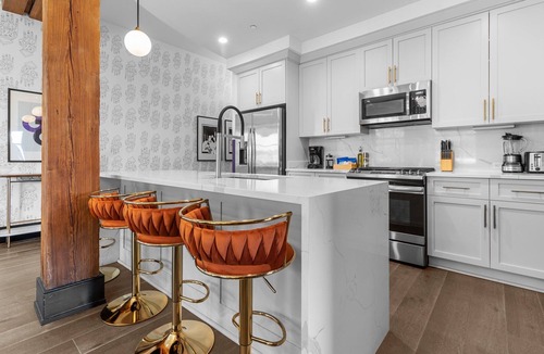 Arts/Warehouse District Hotel | Downtown 2BR + Sleeper Sofa Rooftop Pool Gym Gameroom