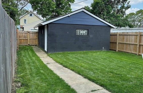 West Columbus House | Downtown, 3 BR, 2 ba, garage, fenced backyard