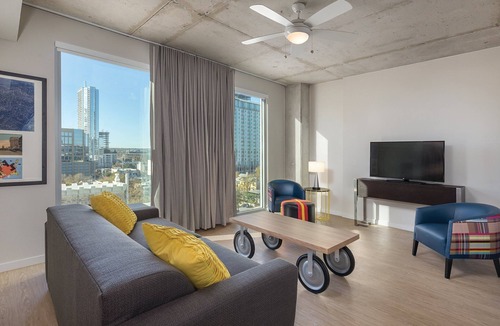 West End Resort | DOWNTOWN Austin with ROOFTOP Pool and BBQ Area, Fire Pit & a Fitness Center