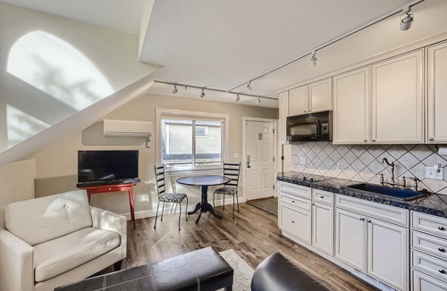 Goss - Grove Cottage | Downtown Boulder Guest House for 2 guests