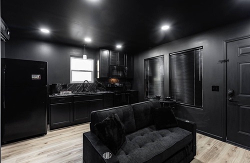 Bristol House | Downtown ~ Hot Tub - Ping Pong - Putting Green - Connect 4 - PAC Man ~