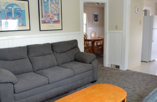 Seaside House | Downtown Just Steps to Beach Near the Turnaround Upper Floor