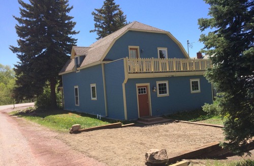 Chama House | Downtown Main St. Views of the Cumbres pass. Walk to the train, shops & dining.