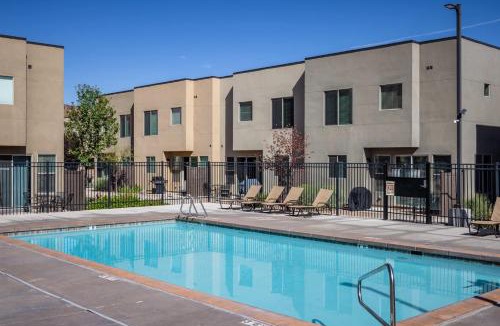 Moab House | Downtown Moab Basecamp Pool & Hot Tub - Entrada