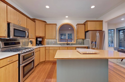 Clarksville House | Downtown retreat and super walkable! Sleeps 6 - 10.
