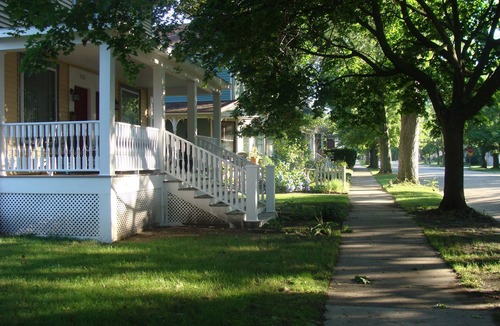 Saint Joseph House | Downtown townhouse 3.5 blocks to the beach!