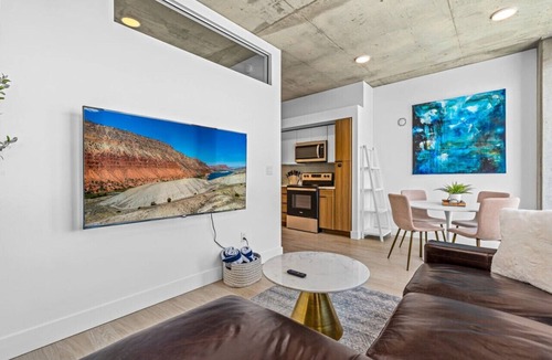 Rio Grande Apartment | Downtown views! Amazing pool/gym/hottub Luxury apt