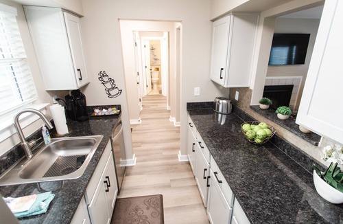 East Bank Condo | Downtown w/pool, gym, laundry, free parking, river view, fireplace, sleeps 4!