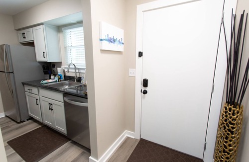 East Bank Condo | Downtown w/pool, gym, laundry, free parking, river view, fireplace, sleeps 4!