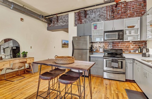 Old City Apartment | Downtown Zen Den: Homecoming weekend open to book