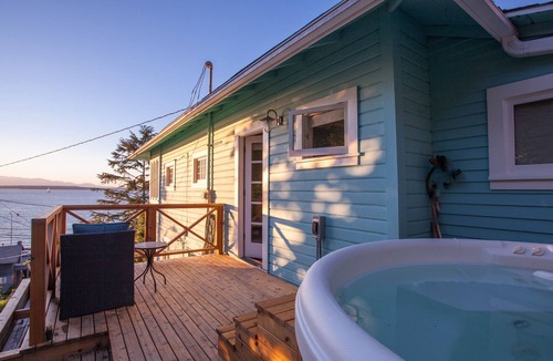 North Admiral House | Dragonfly Beach House: Walk The Beach Or Soak Under The Stars In The Hot Tub!
