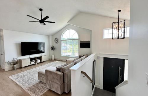 Traverse City Villa | Dream Palace with HOT TUB-Game Room-Fire Pit-5BR-3BA