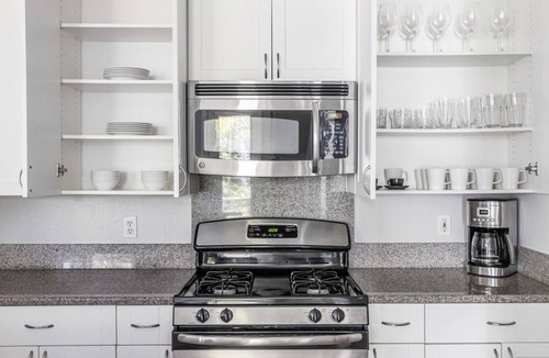 Central San Mateo Apartment | Dreamy San Mateo 2BR w/W/D, Pool, Gym, Parking, near 101, by Blueground