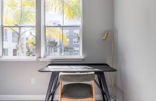 Central San Mateo Apartment | Dreamy San Mateo 2BR w/W/D, Pool, Gym, Parking, near 101, by Blueground