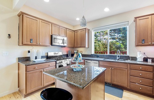 Martha Lake House | DREAMZ VILLA: Spacious and cozy House