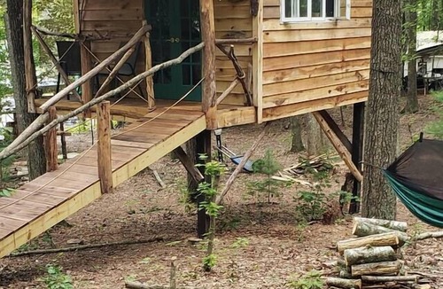 Ozone Cabin | Driftwood Treehouse Cabin w/AC, Peaceful & Cozy!