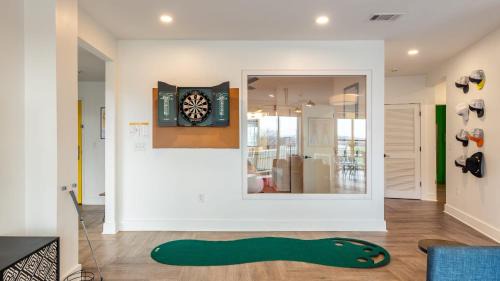 Historic Edgefield House | Dual Bachelor Pads w Rooftop Lounge Games Sleeps 26 5 Min to Broadway