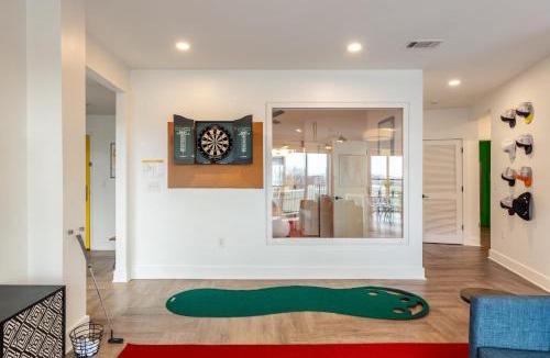 Historic Edgefield House | Dual Bachelor Pads w Rooftop Lounge Games Sleeps 26 5 Min to Broadway