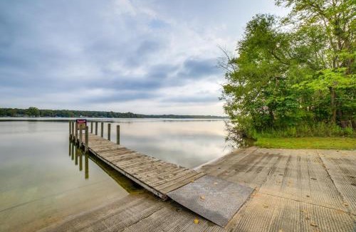 Allegan Apartment | Dumont Lake Studio Boat, Fish and Unwind!