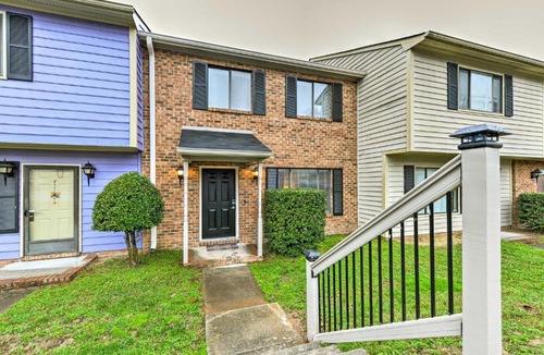 Durham House | Durham Townhome with Deck - 15 Min to Downtown, DPAC!