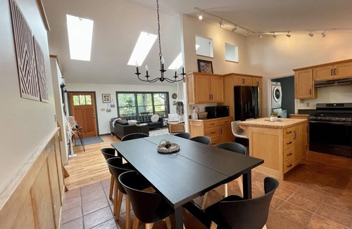 Hot Springs Cabin | Dynamite Mountain House, beautiful views! Hot Tub! Firepit!