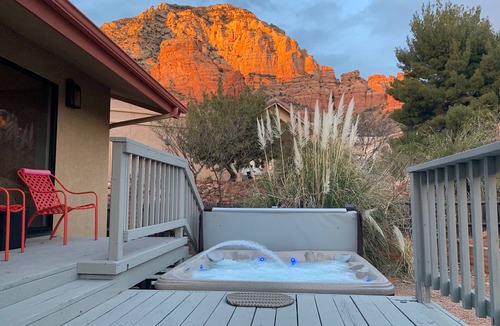 West Sedona House | Dynamite Red Rock Views w Spa & gas fire-table