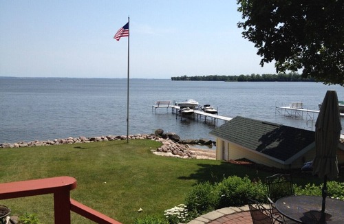 Black Wolf House | EAA Dream Home: Immaculate Lake Front Home 5 miles from EAA
