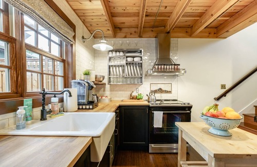 Ballard Cottage | Earl Carriage House: Upscale & Private Guest House