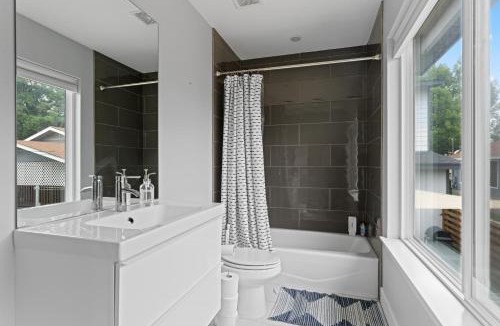 MLK House | East Austin Home with In-Law Suite plus Office and Fast Wifi