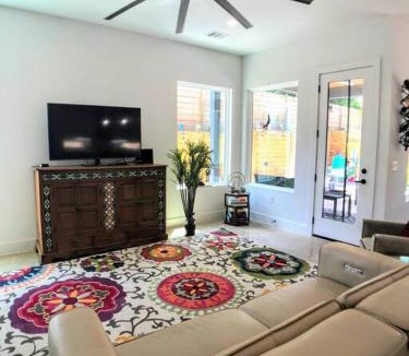 Austin House | East Austintacious - artsy, walkable 4BR 4BA