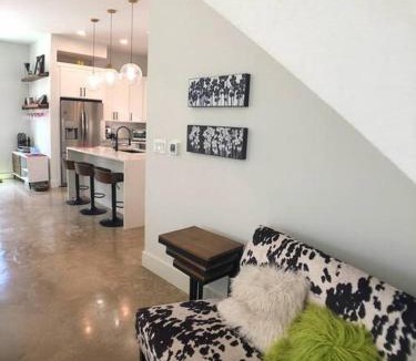 Austin House | East Austintacious - artsy, walkable 4BR 4BA