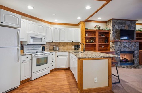 White Oak Lodge Condo | Easy Access, First Floor Beautiful Condo