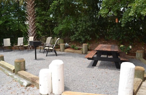 Isle of Palms Condo | Easy Breezy 2 Bd, 1st Floor, 4 Min to Beach