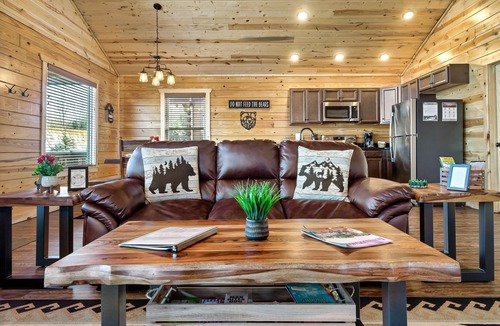 White Oak Lodge Cabin | Easy Drive to Downtown Gatlinburg, Resort Pool, Hot tub, Arcade