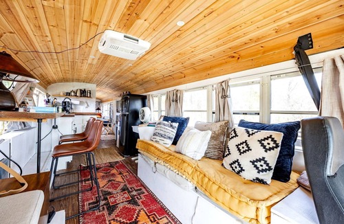 Grandview House | Eccentric Converted Bus, Perfect for a Tennessee Vacation