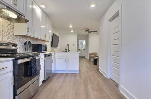 Forest Park Apartment | Eclectic Retreat in Heart of Downtown