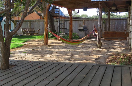 Wimberley House | ECLIPSE IN THE HOT TUB!nmarket days & town square with in walking distance !