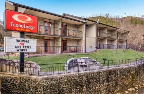 Gatlinburg Hotel | Econo Lodge Inn & Suites on the River