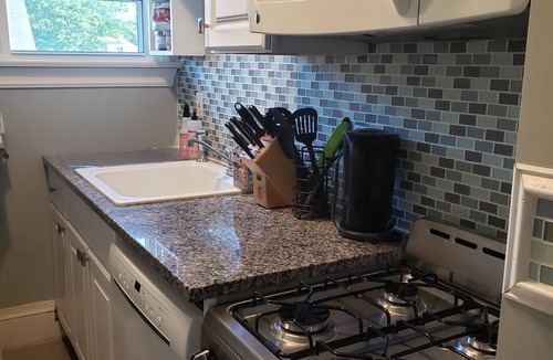 Edgewood Apartment | Edgewood, Cranston Charming 1 Bed by the Bay.