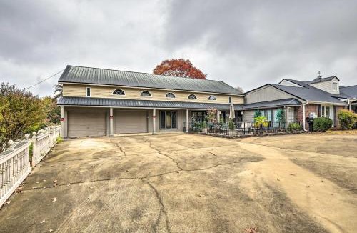 Greenville Apartment | Efficiency Apt Shared Conference Room, Patio
