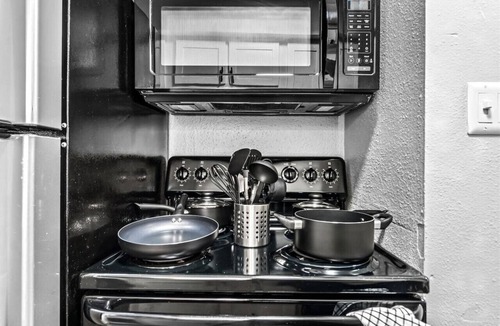 Brentwood Apartment | Elegant 1BR Haven - 10 Min to Downtown Austin