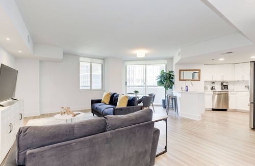Crystal City Apartment | Elegant 2BR Apartment Minutes From DC