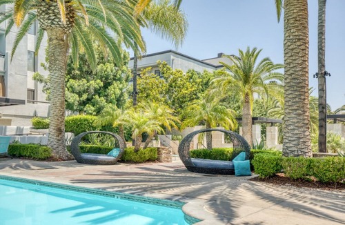 Downtown Burbank Apartment | Elegant Burbank 1BR w/ BBQ, Gym & Pool, near TJ & WF, by Blueground