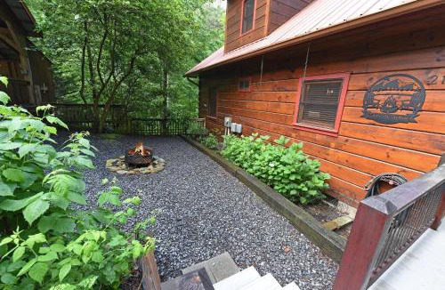 Hidden Lake Apartment | Elegant Escape-Cherry Log GA