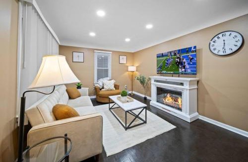Shelby Township House | Elegant Oasis 4 Bedroom Home Away from Home